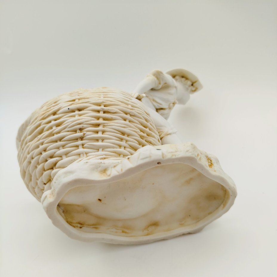 Статуэтка (вазочка) в виде мальчика с корзиной