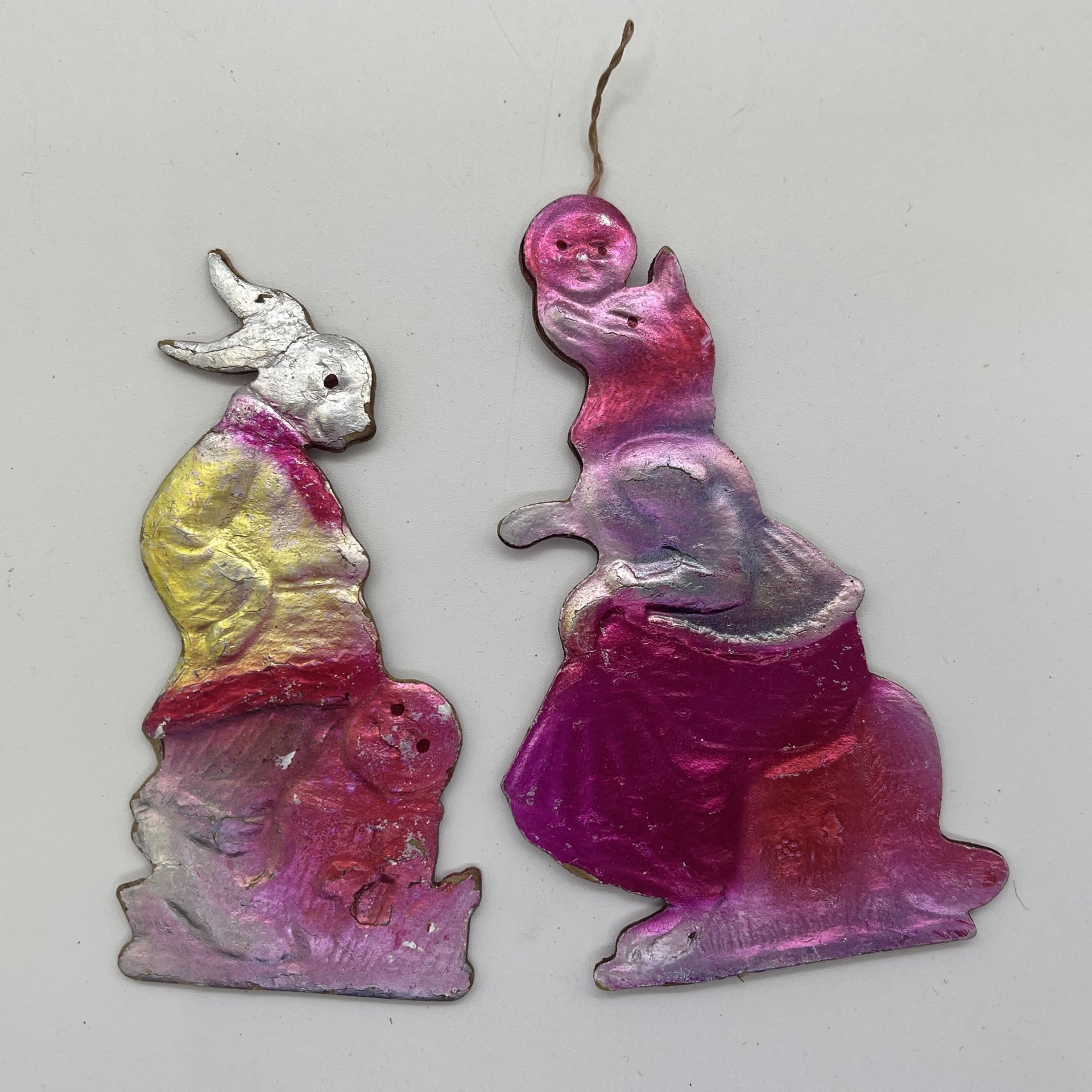 Набор из двух винтажных ёлочных игрушек по мотивам сказки "Колобок", картон, штамповка, аэрография, СССР, 1960-1980 гг.