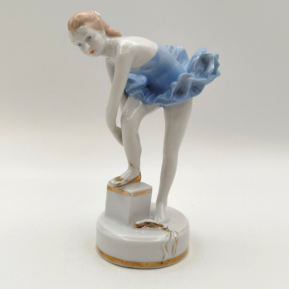 Статуэтка "Юная балерина" (Балерина, завязывающая пуанты), фарфор, роспись, золочение, Дулевский фарфоровый завод (Дулёво), Дулевский фарфоровый завод (Дулёво)