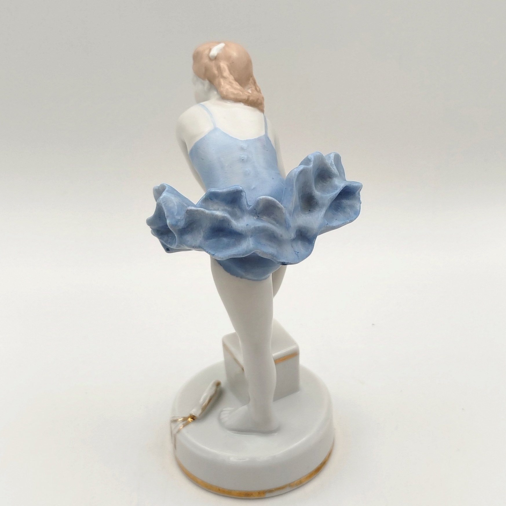 Статуэтка "Юная балерина" (Балерина, завязывающая пуанты), фарфор, роспись, золочение, Дулевский фарфоровый завод (Дулёво), Дулевский фарфоровый завод (Дулёво)