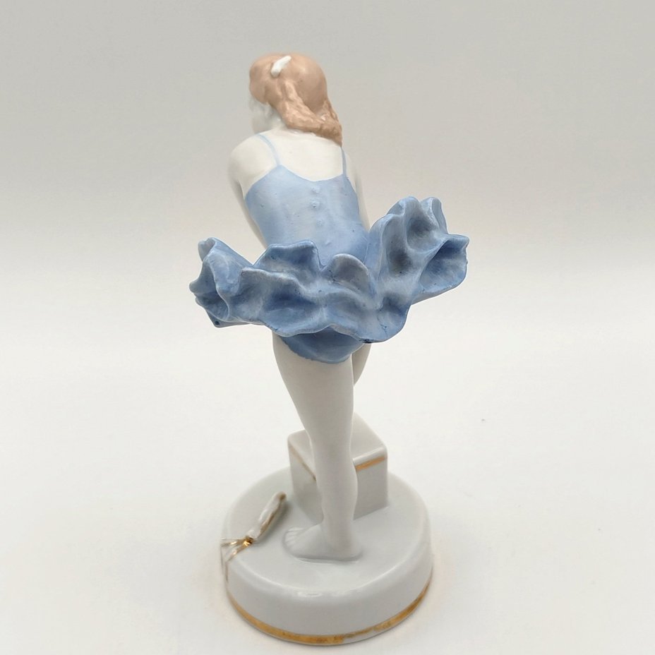 Статуэтка "Юная балерина" (Балерина, завязывающая пуанты), фарфор, роспись, золочение, Дулевский фарфоровый завод (Дулёво), Дулевский фарфоровый завод (Дулёво)
