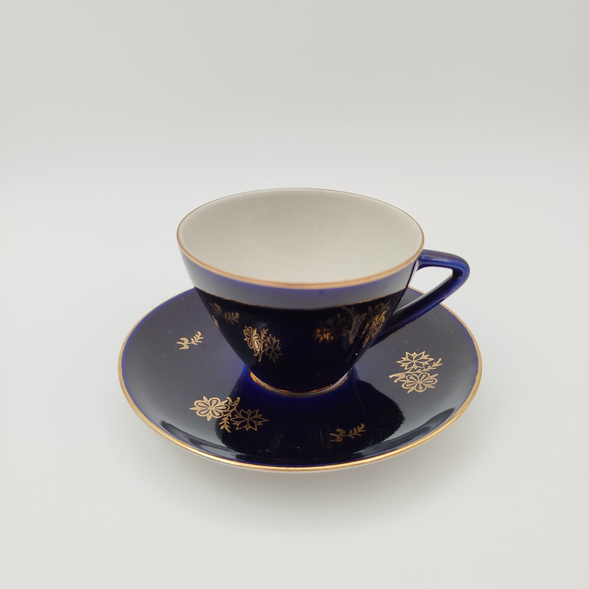 Пара кофейная с цветочным декором, форма "Утро", фарфор, крытье кобальтом, золочение, Ленинградский фарфоровый завод (ЛФЗ), СССР, 1960-1992 гг.
