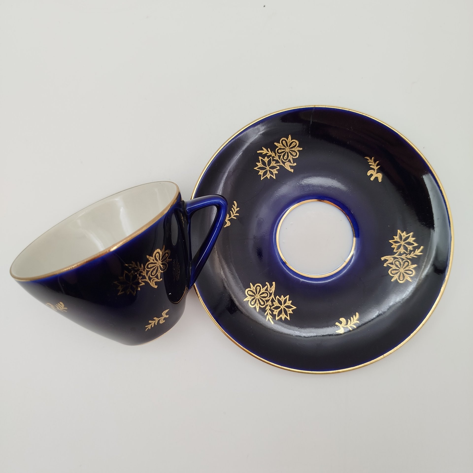 Пара кофейная с цветочным декором, форма "Утро", фарфор, крытье кобальтом, золочение, Ленинградский фарфоровый завод (ЛФЗ), СССР, 1960-1992 гг.