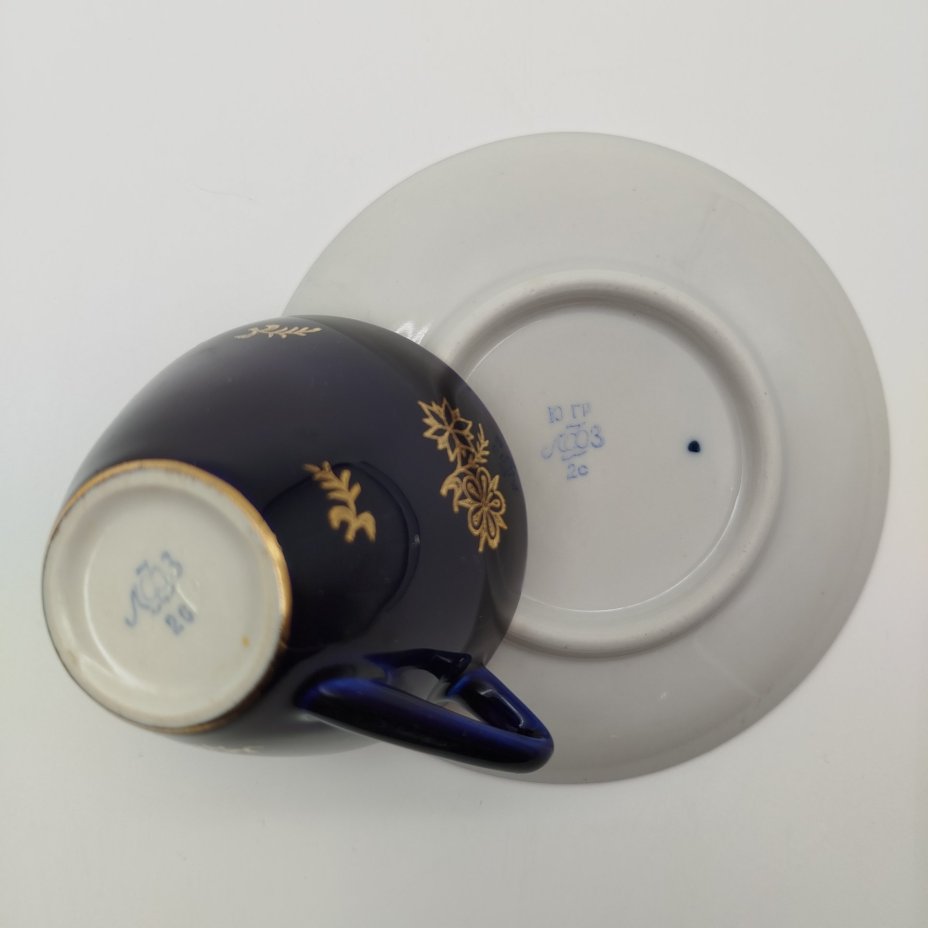 Пара кофейная с цветочным декором, форма "Утро", фарфор, крытье кобальтом, золочение, Ленинградский фарфоровый завод (ЛФЗ), СССР, 1960-1992 гг.