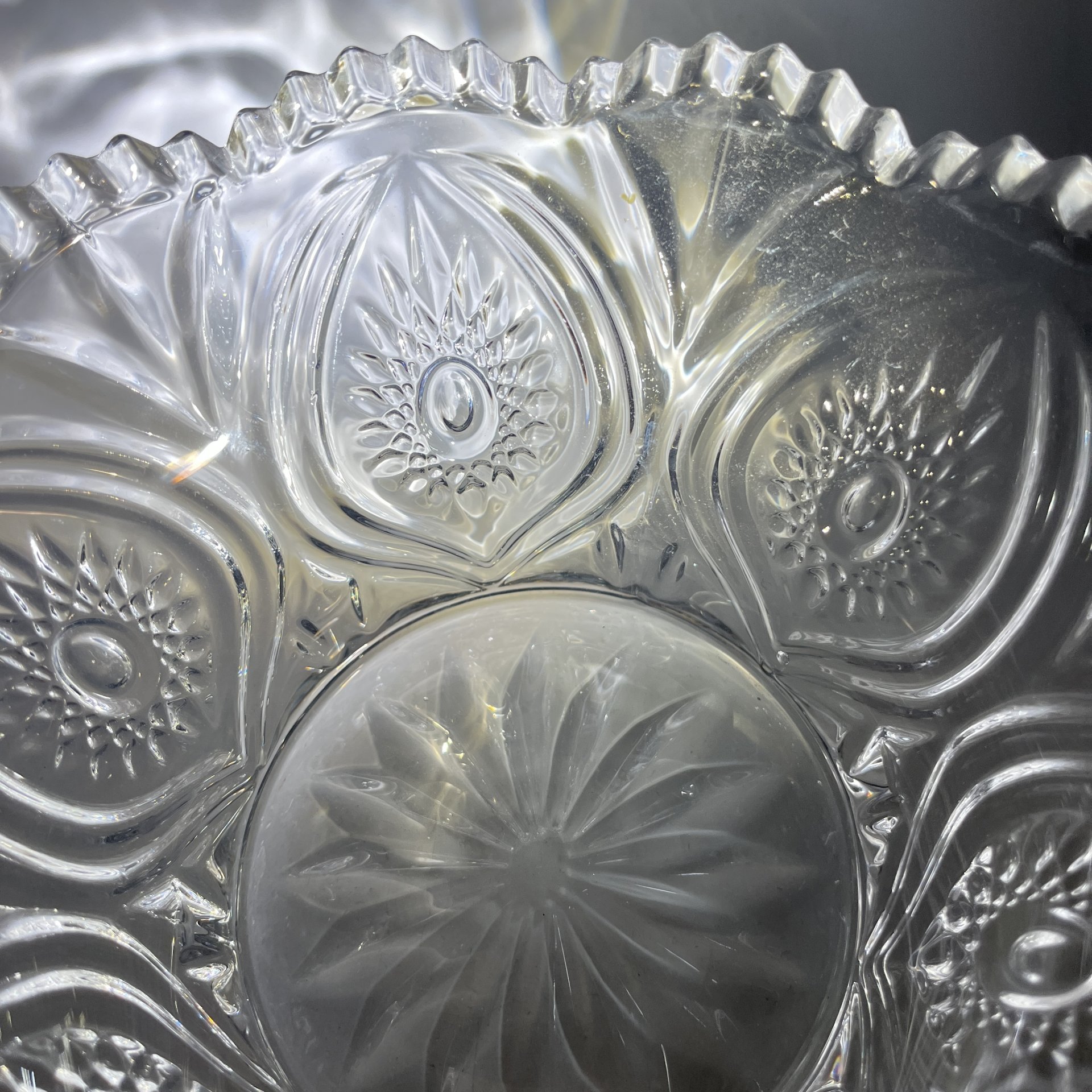 Салатник круглой формы с растительным декором, стекло, пресс, Россия, 1990-2010 гг.