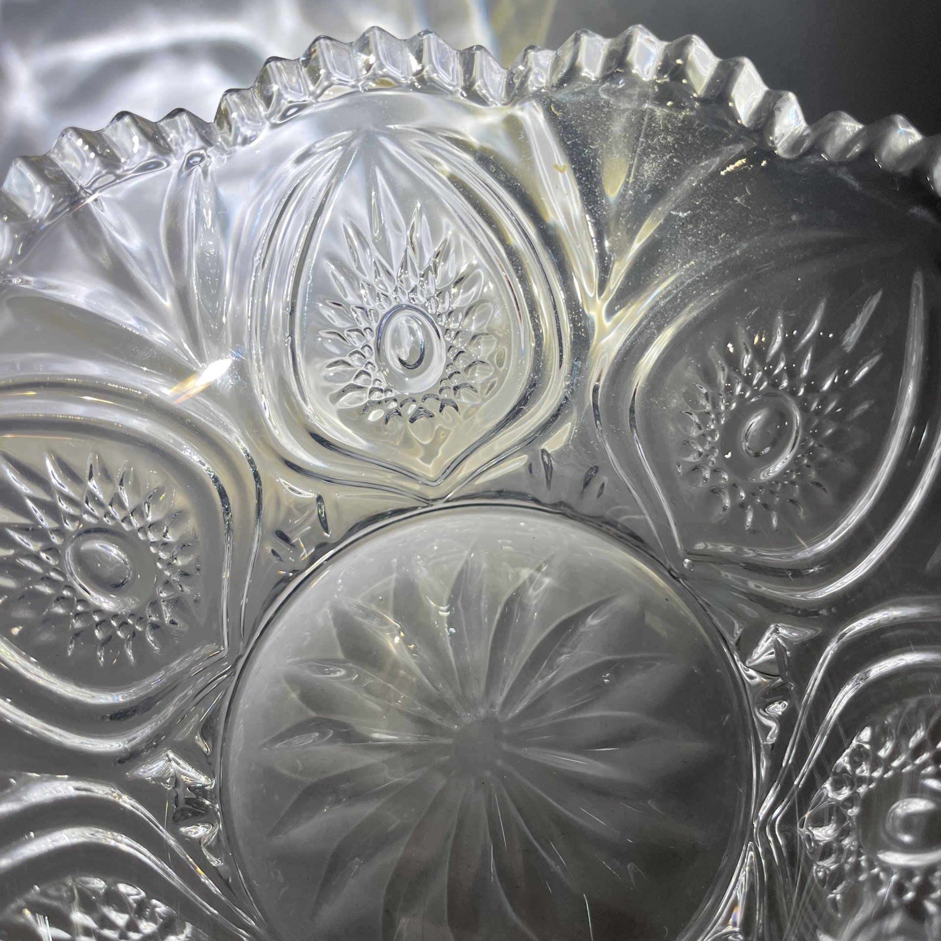 Салатник круглой формы с растительным декором, стекло, пресс, Россия, 1990-2010 гг.