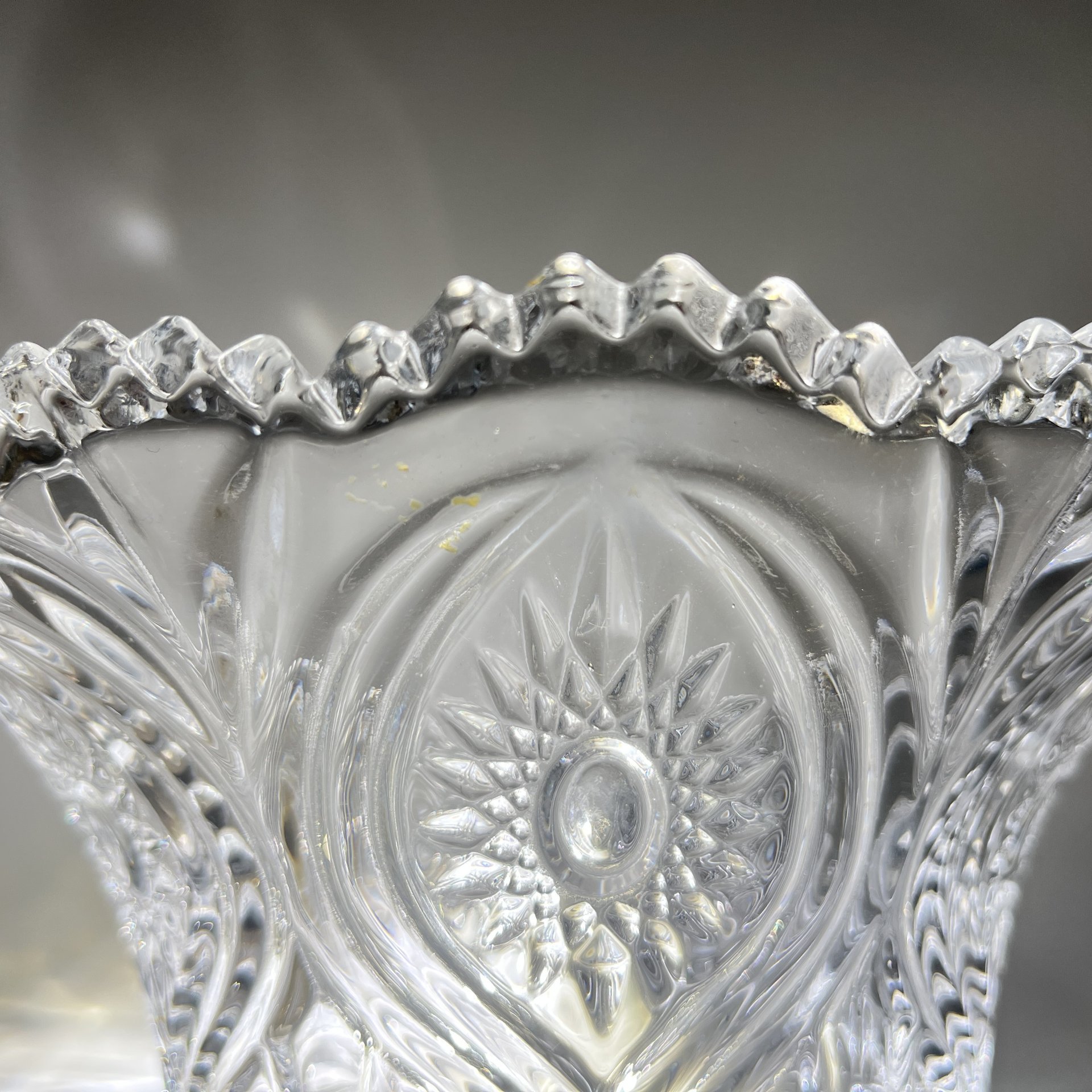 Салатник круглой формы с растительным декором, стекло, пресс, Россия, 1990-2010 гг.