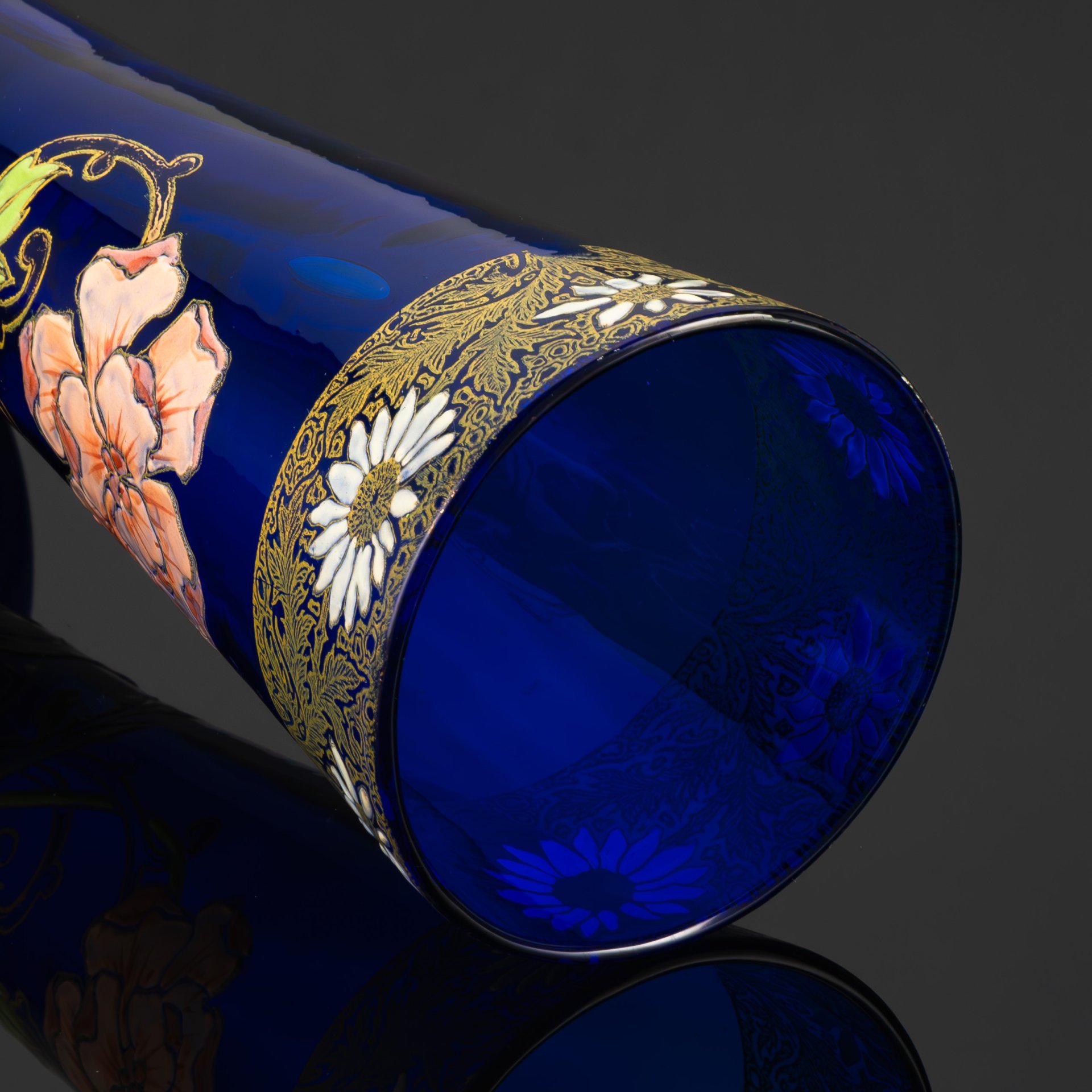 Ваза кобальтового цвета с флоральным декором, выполненная в стилистике Legras et C. (Легра и Ко), стекло, полихромные эмали, Франция, 1920-1930 гг.