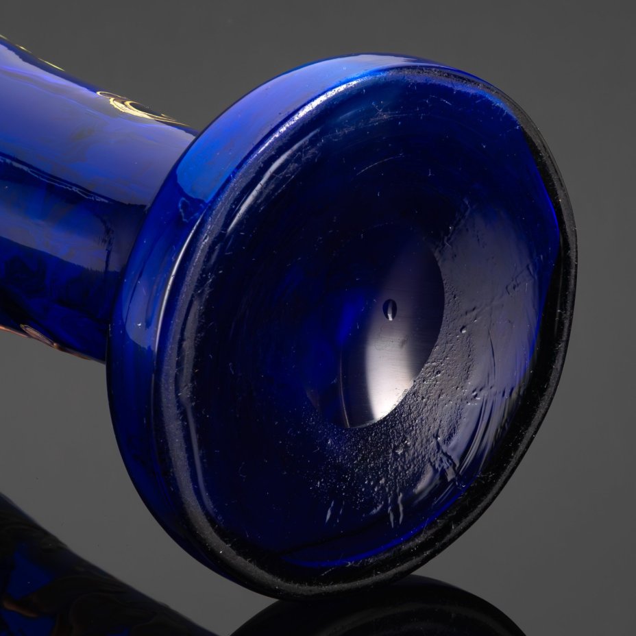 Ваза кобальтового цвета с флоральным декором, выполненная в стилистике Legras et C. (Легра и Ко)