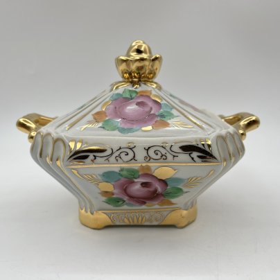 Сахарница (шкатулка), декорированная цветочным декором, фарфор, роспись, золочение, Объединение «Гжель», СССР, 1970-1990 гг.