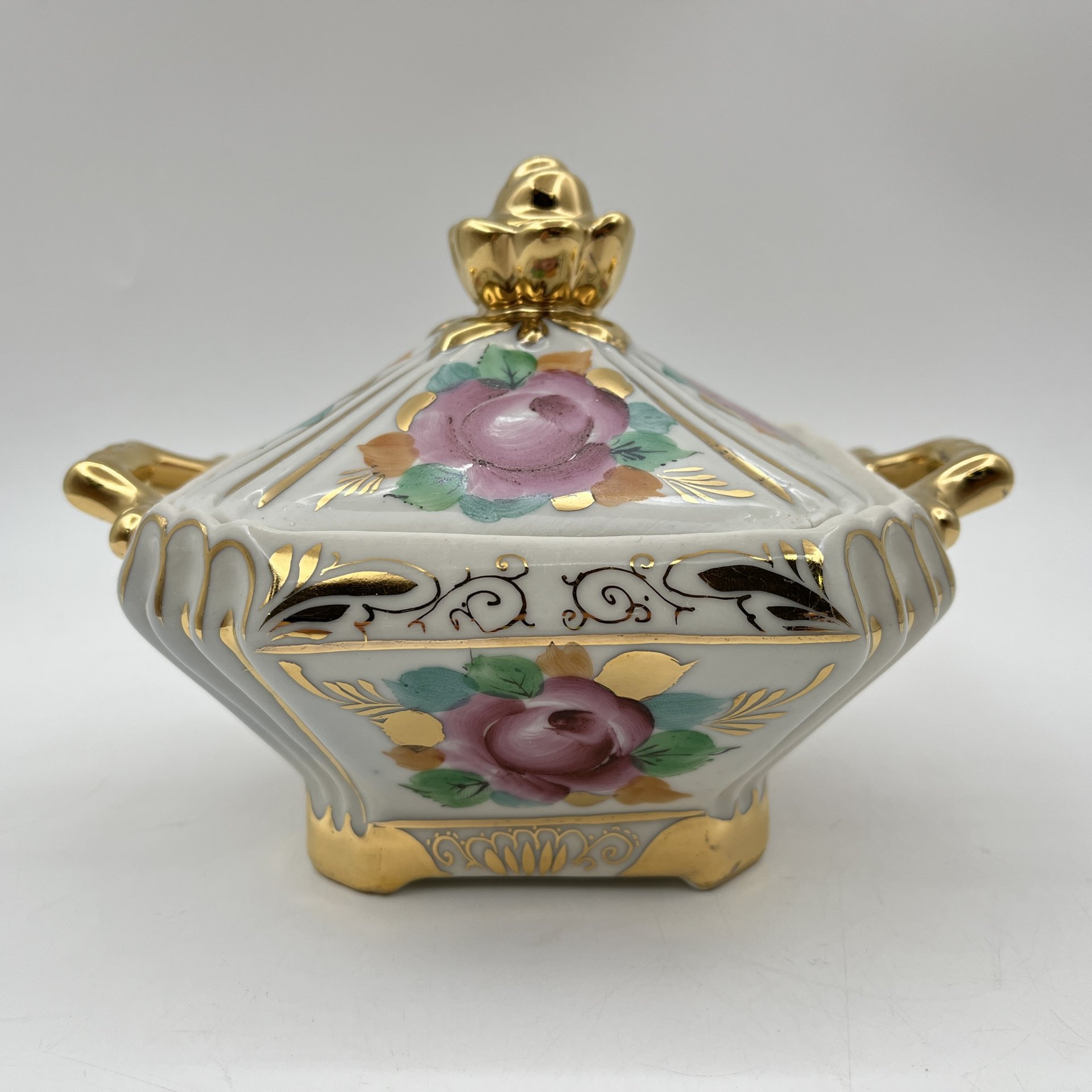 Сахарница (шкатулка), декорированная цветочным декором, фарфор, роспись, золочение, Объединение «Гжель», СССР, 1970-1990 гг.