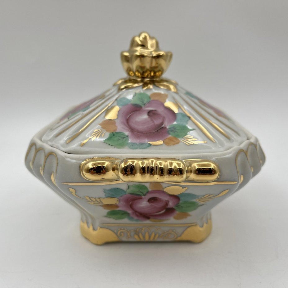 Сахарница (шкатулка), декорированная цветочным декором, фарфор, роспись, золочение, Объединение «Гжель», СССР, 1970-1990 гг.