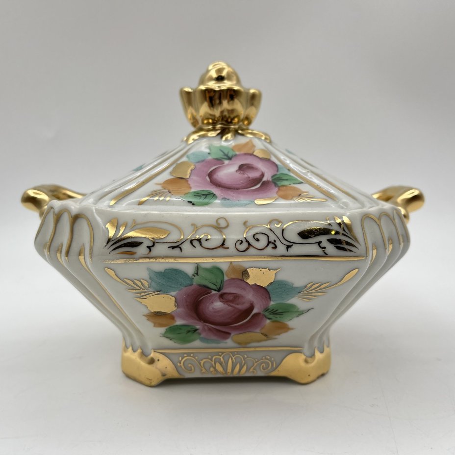 Сахарница (шкатулка), декорированная цветочным декором, фарфор, роспись, золочение, Объединение «Гжель», СССР, 1970-1990 гг.