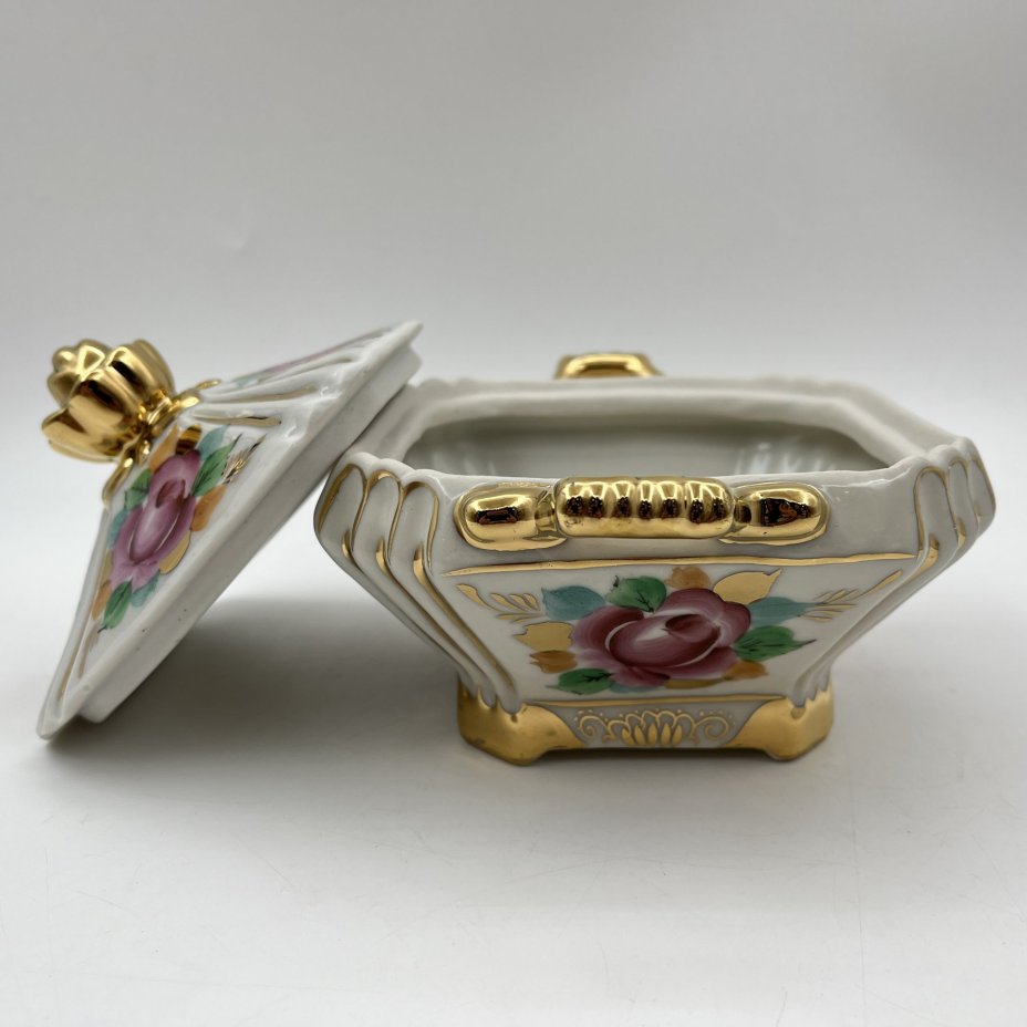 Сахарница (шкатулка), декорированная цветочным декором, фарфор, роспись, золочение, Объединение «Гжель», СССР, 1970-1990 гг.