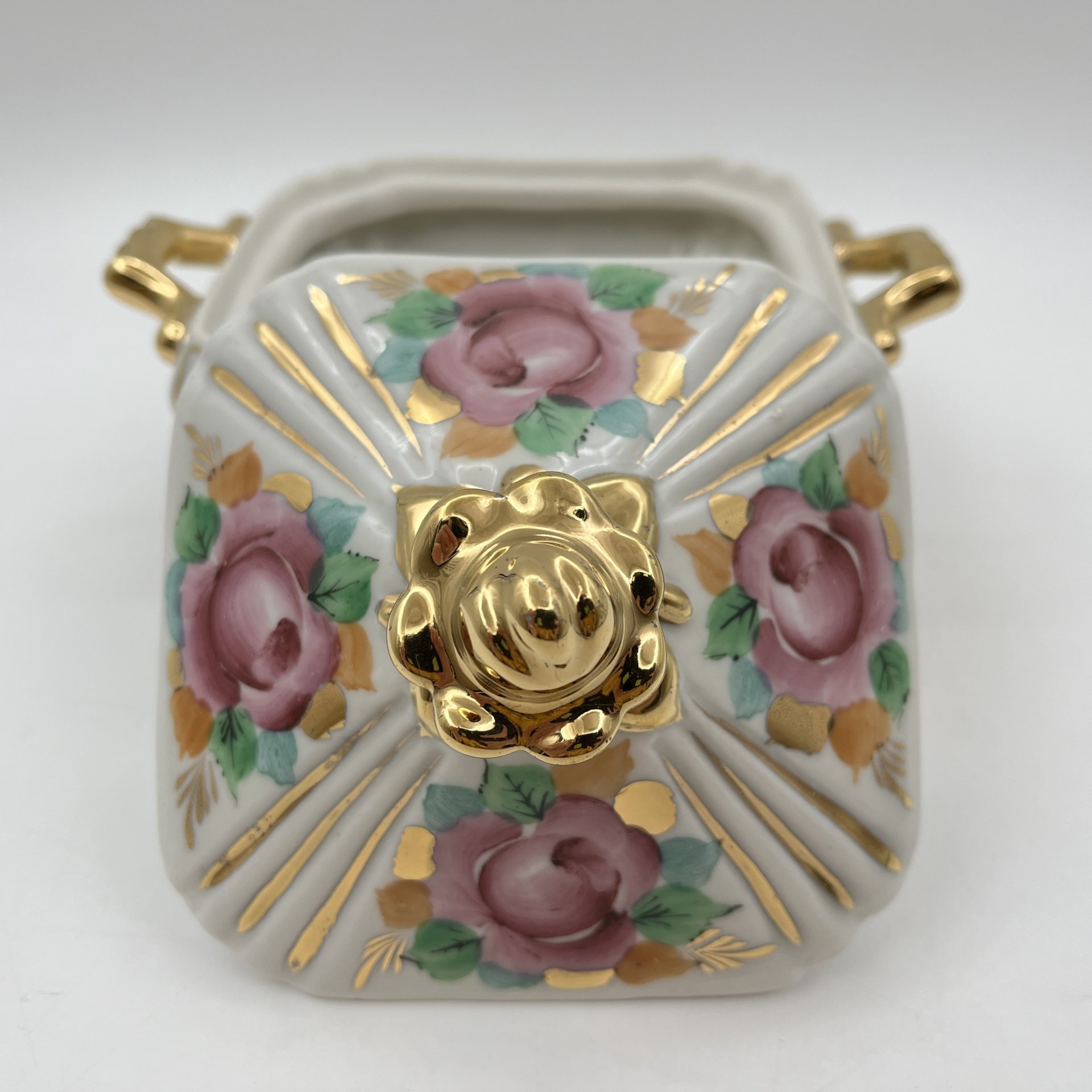 Сахарница (шкатулка), декорированная цветочным декором, фарфор, роспись, золочение, Объединение «Гжель», СССР, 1970-1990 гг.