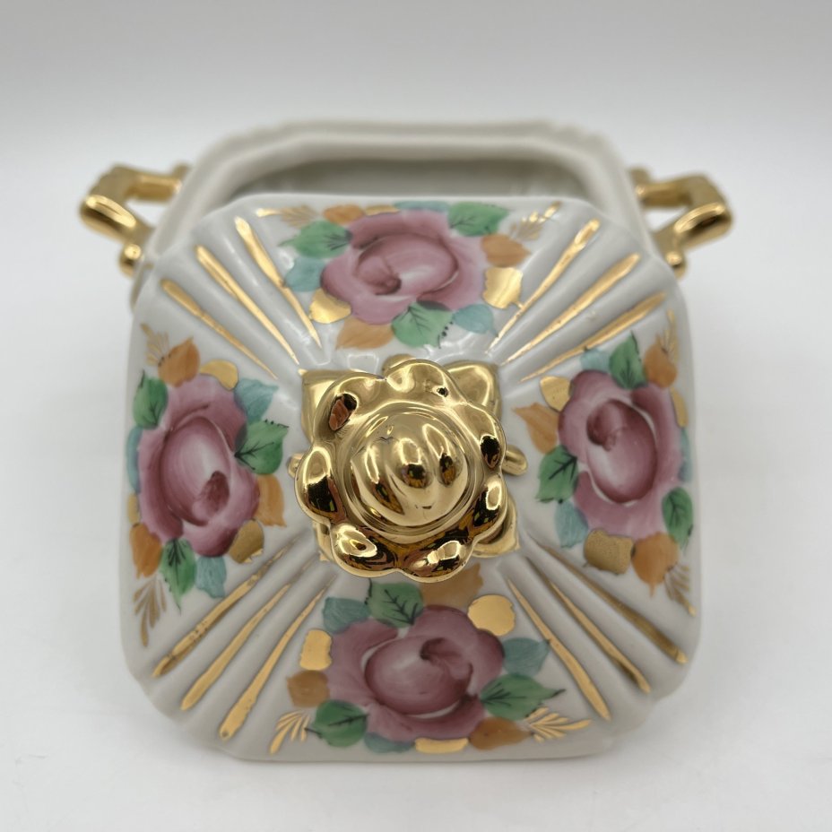 Сахарница (шкатулка), декорированная цветочным декором, фарфор, роспись, золочение, Объединение «Гжель», СССР, 1970-1990 гг.