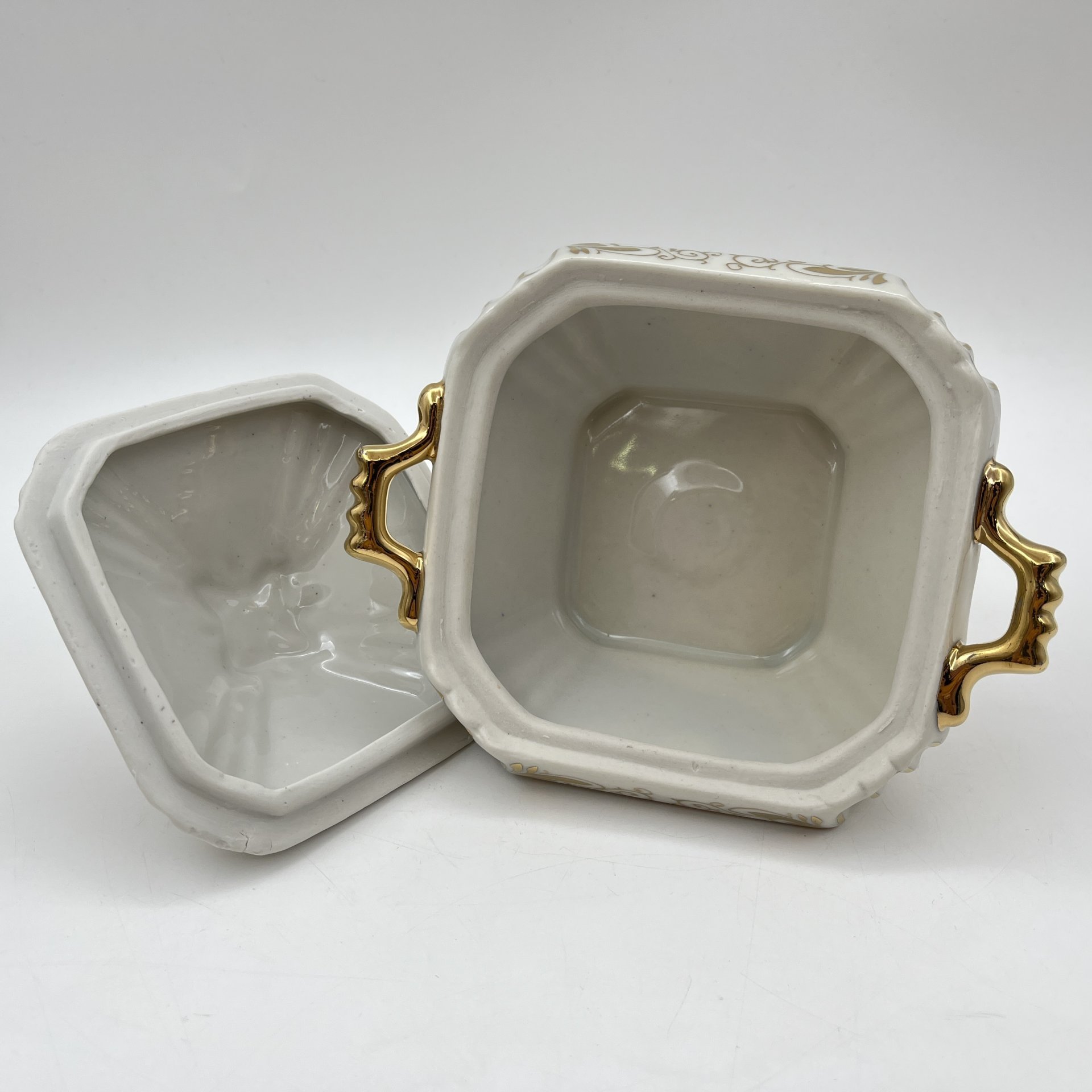 Сахарница (шкатулка), декорированная цветочным декором, фарфор, роспись, золочение, Объединение «Гжель», СССР, 1970-1990 гг.