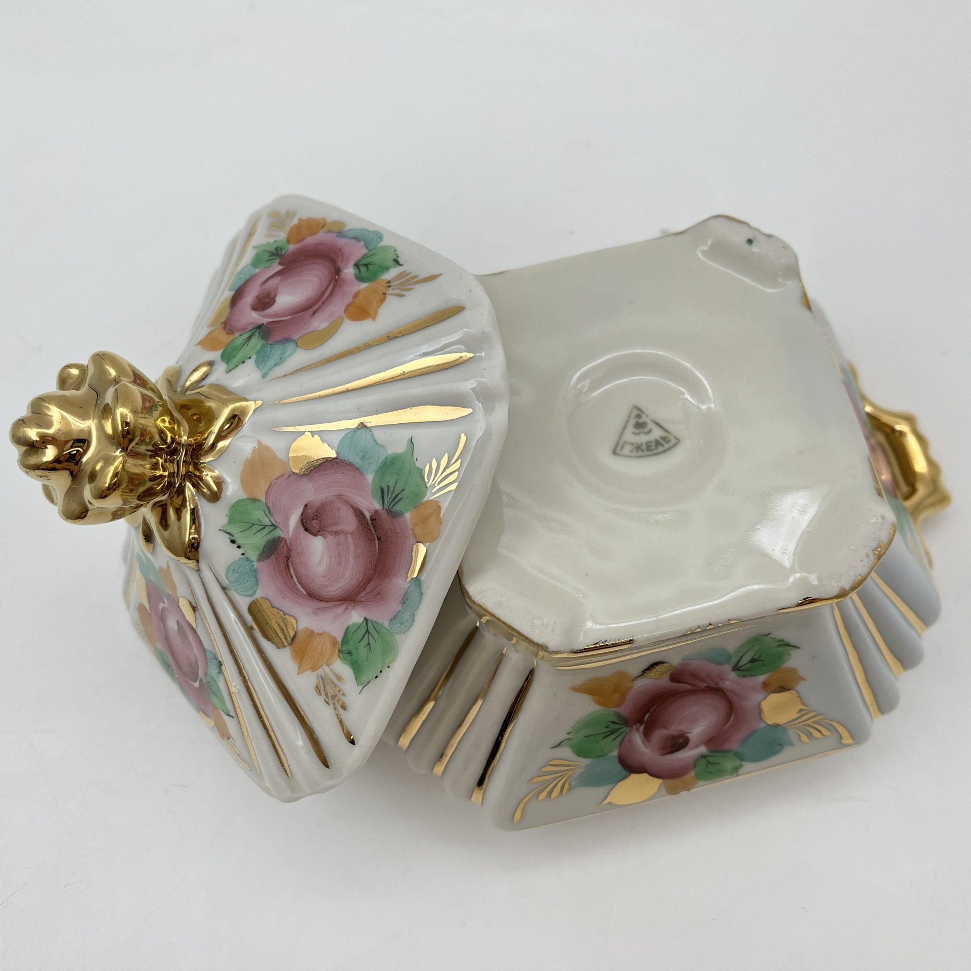 Сахарница (шкатулка), декорированная цветочным декором, фарфор, роспись, золочение, Объединение «Гжель», СССР, 1970-1990 гг.