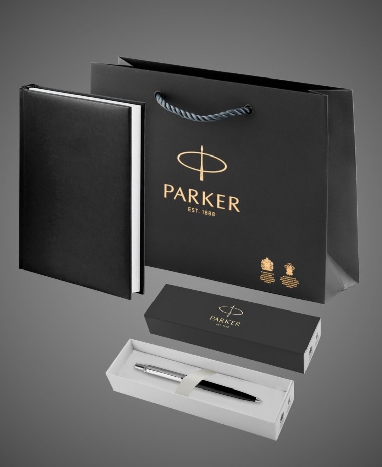 Подарочный набор: Шариковая ручка Parker Jotter K60, цвет: Black, стержень: Mblue, в подарочной упаковке и черный недатированный ежедневник, Металлы: латунь, металл, пластик