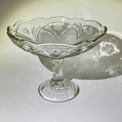Фруктовница "Цветок" на ножке с объемным декором, стекло, Гусевской хрустальный завод (Гусь-Хрустальный), СССР, 1960-1980 гг.