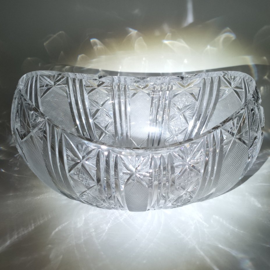 Конфетница (салатник) овальной формы с резным декором