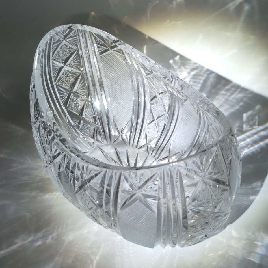 Конфетница (салатник) овальной формы с резным декором