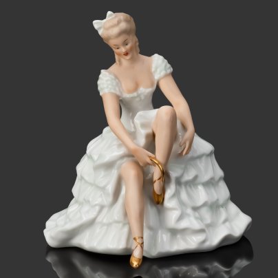Статуэтка "Балерина, завязывающая пуанты", фарфор, роспись, золочение, Wallendorf, Германия, 1963-1990 гг.