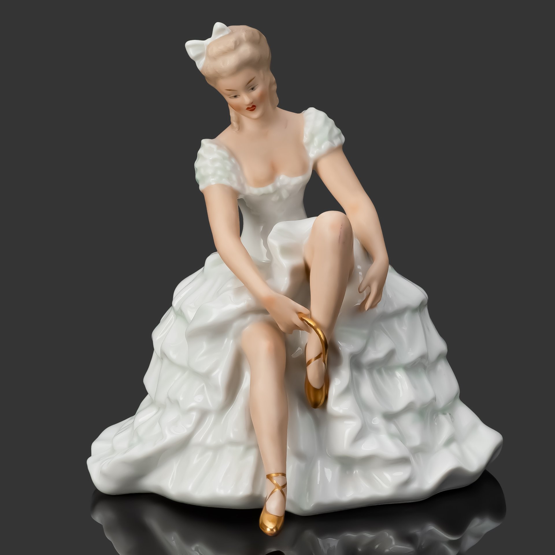 Статуэтка "Балерина, завязывающая пуанты", фарфор, роспись, золочение, Wallendorf, Германия, 1963-1990 гг.