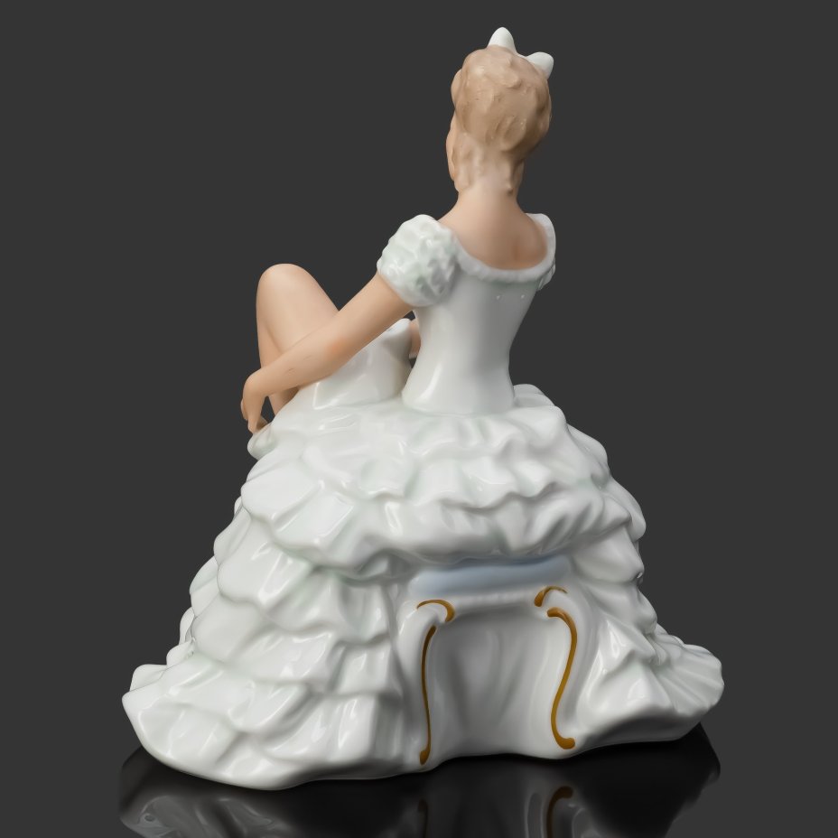Статуэтка "Балерина, завязывающая пуанты", фарфор, роспись, золочение, Wallendorf, Германия, 1963-1990 гг.