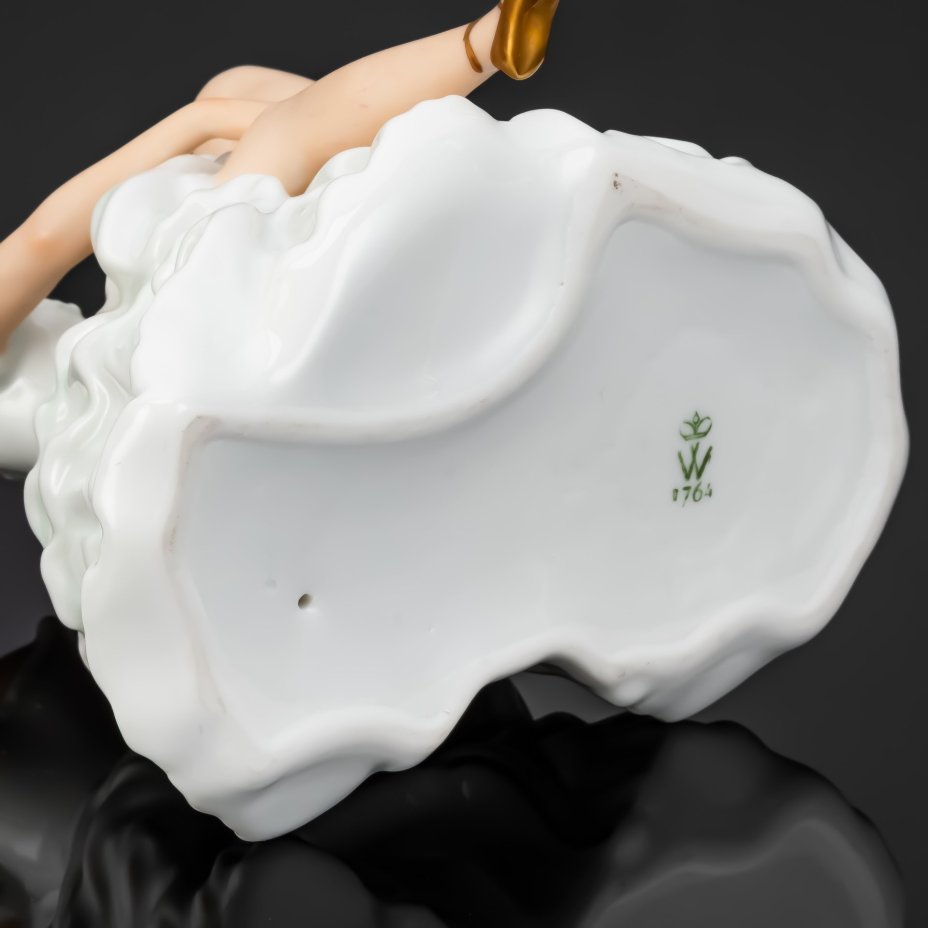 Статуэтка "Балерина, завязывающая пуанты", фарфор, роспись, золочение, Wallendorf, Германия, 1963-1990 гг.