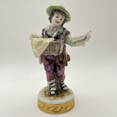 Статуэтка "Продавец сувениров", фарфор, роспись, золочение, Aelteste Volkstedt, Германия, 1945-1958 гг.
