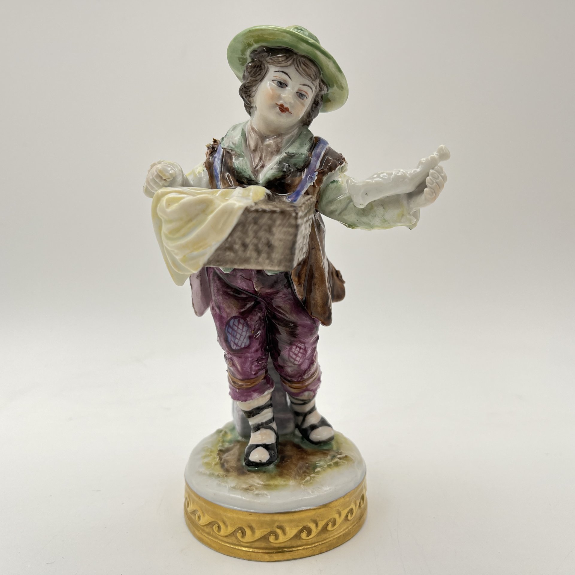 Статуэтка "Продавец сувениров", фарфор, роспись, золочение, Aelteste Volkstedt, Германия, 1945-1958 гг.