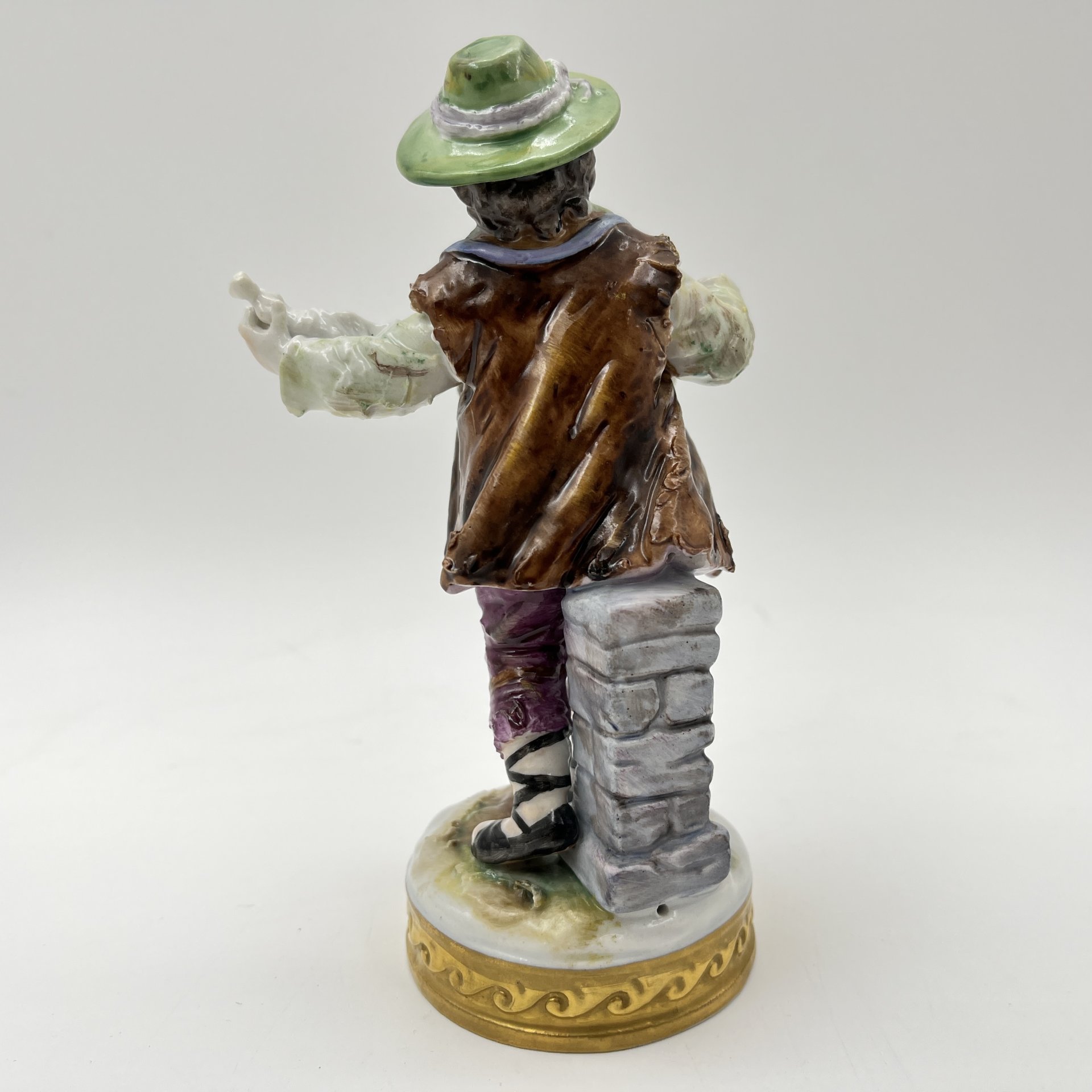 Статуэтка "Продавец сувениров", фарфор, роспись, золочение, Aelteste Volkstedt, Германия, 1945-1958 гг.
