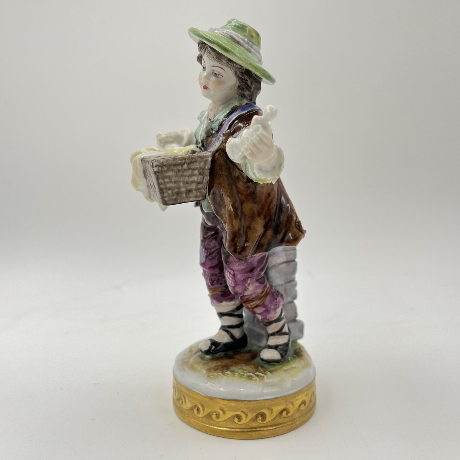 Статуэтка "Продавец сувениров", фарфор, роспись, золочение, Aelteste Volkstedt, Германия, 1945-1958 гг.