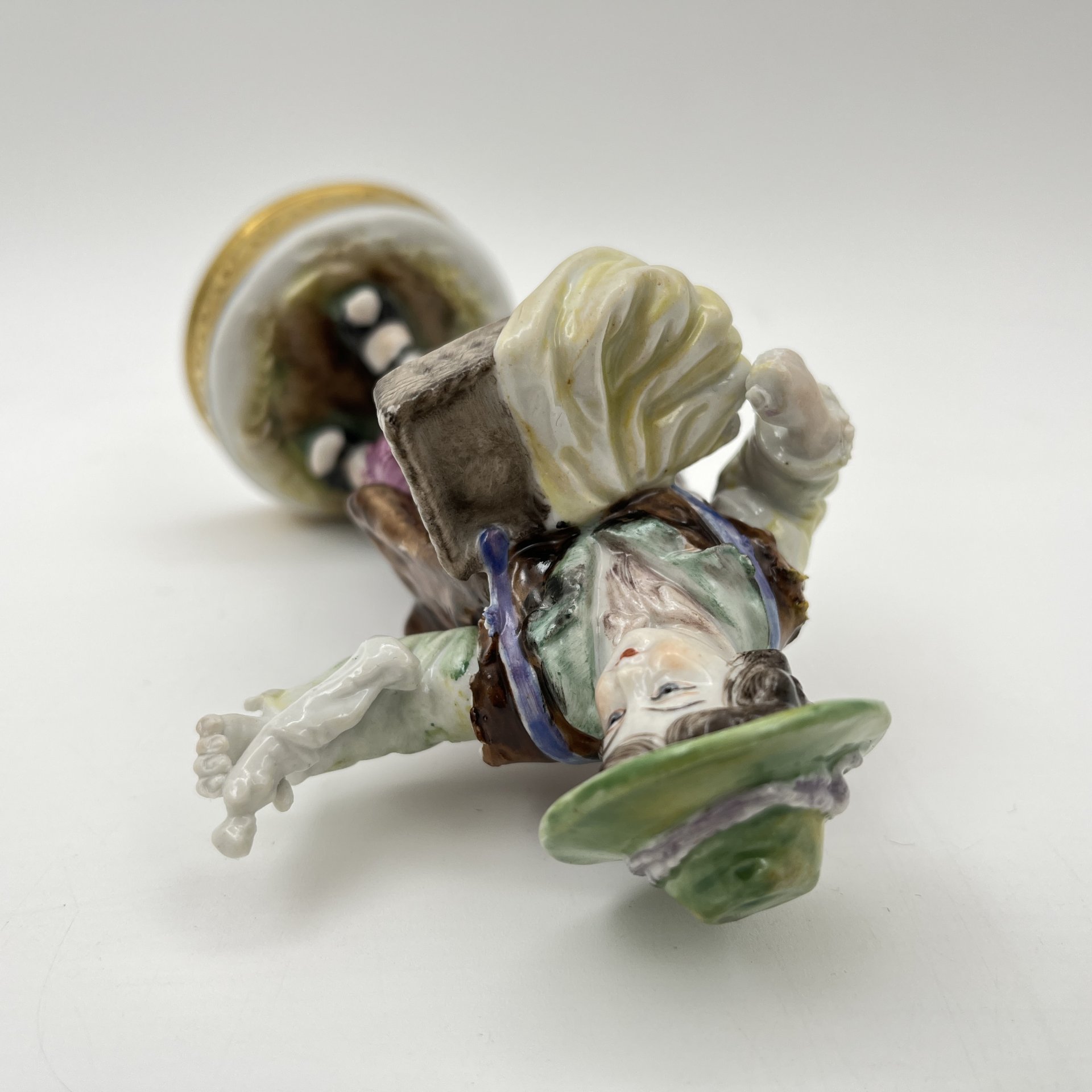 Статуэтка "Продавец сувениров", фарфор, роспись, золочение, Aelteste Volkstedt, Германия, 1945-1958 гг.