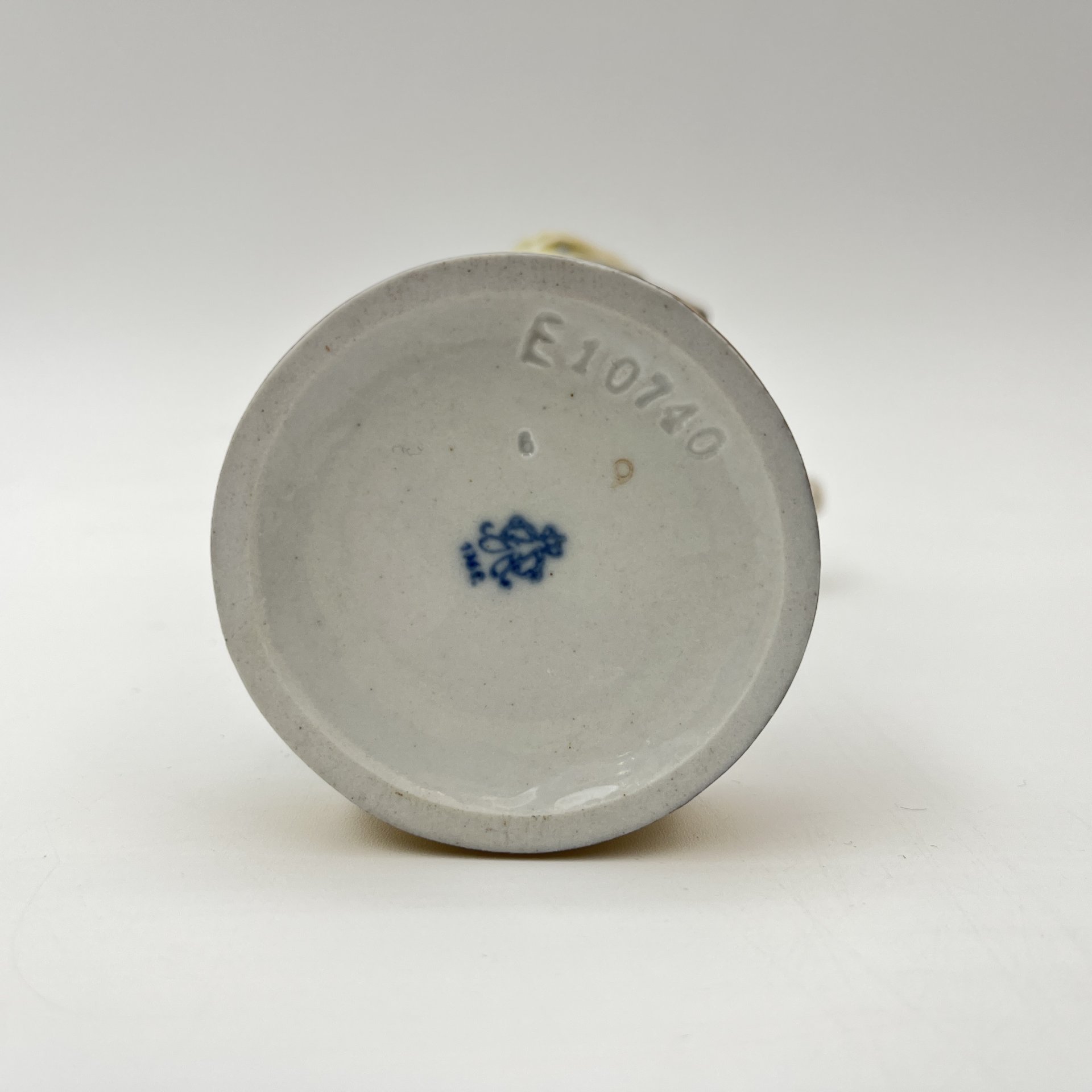 Статуэтка "Продавец сувениров", фарфор, роспись, золочение, Aelteste Volkstedt, Германия, 1945-1958 гг.