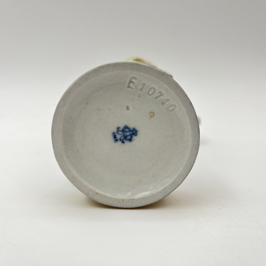 Статуэтка "Продавец сувениров", фарфор, роспись, золочение, Aelteste Volkstedt, Германия, 1945-1958 гг.