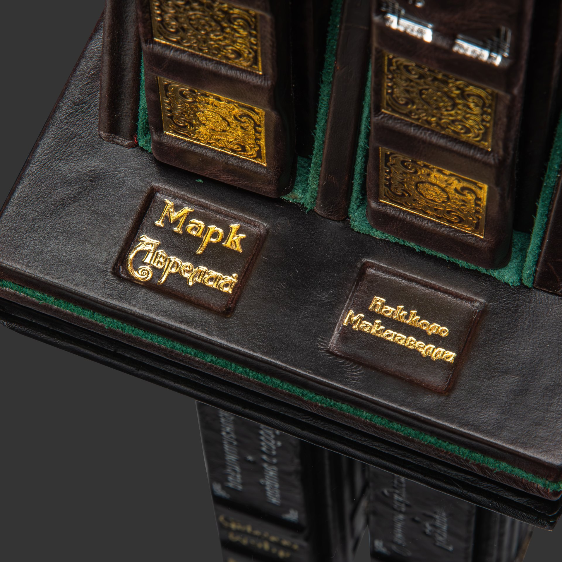 Набор подарочных книг в коробе (Марк Аврелий "Наедине с собой" и Никколо Макиавелли "Государь") обрезной декор, авторская работа — фото 2