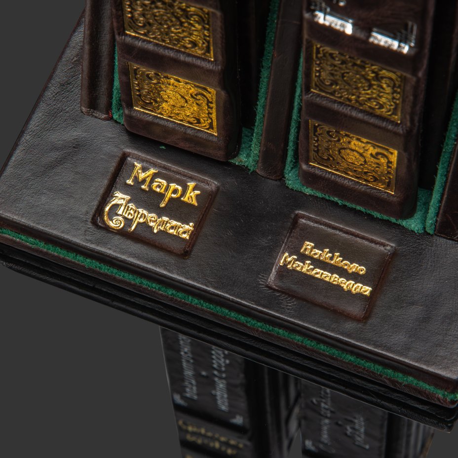 Набор подарочных книг в коробе (Марк Аврелий "Наедине с собой" и Никколо Макиавелли "Государь") обрезной декор, авторская работа