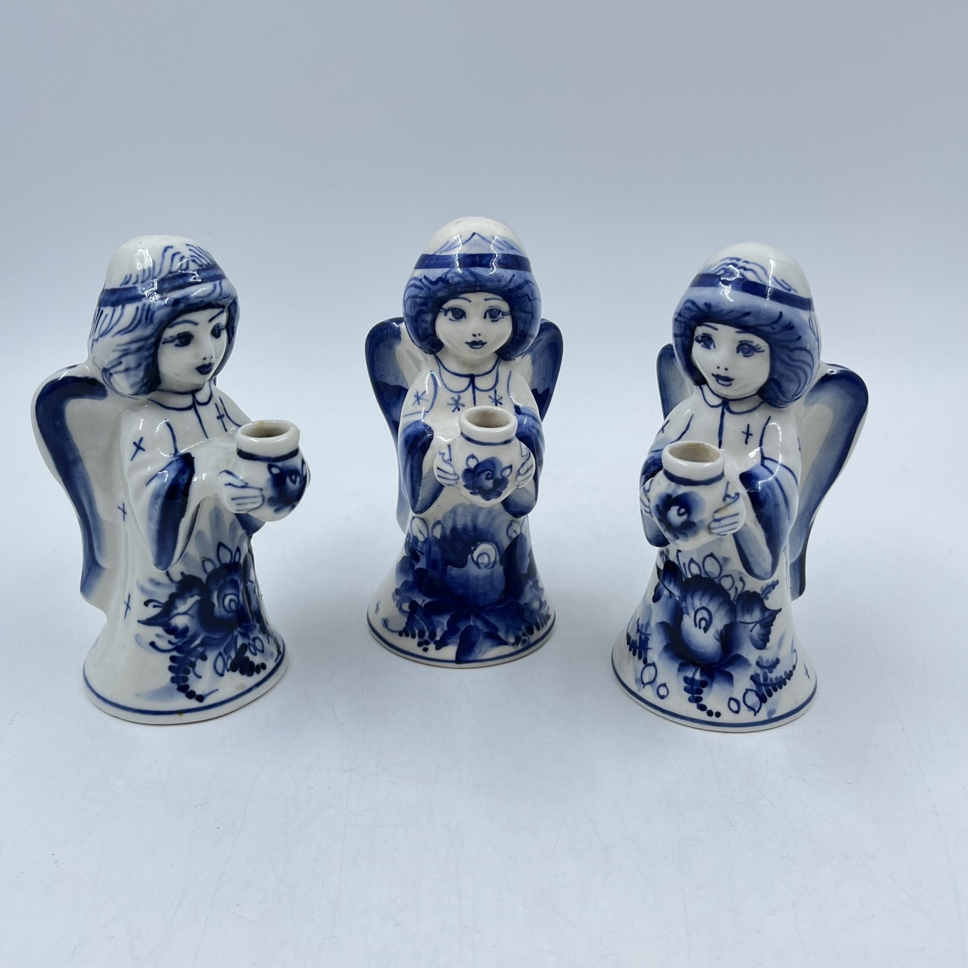 Набор из 3 подсвечников "Ангелочки", Гжель, фарфор, роспись, Россия, 1990-2000 гг.