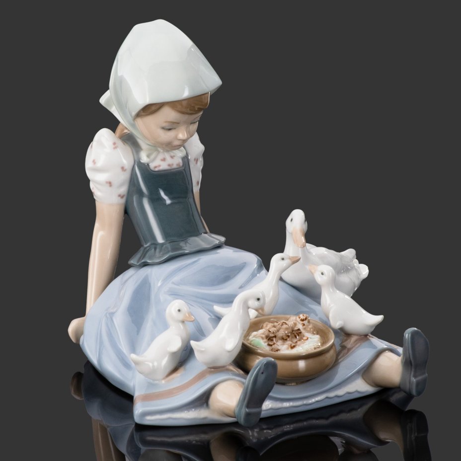 Статуэтка "My Hungry Brood" ("Мой голодный выводок"), скульптор Juan Huerta, фарфор, роспись, Lladro, Испания, 1979 г.