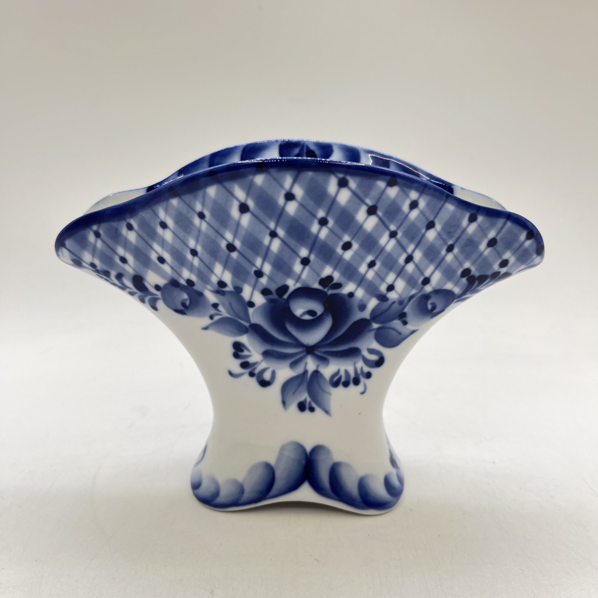 Салфетница с цветочным декором, фарфор, роспись, Гжельская фарфоровая мануфактура «Галактика», Россия, 1991-2010 гг.