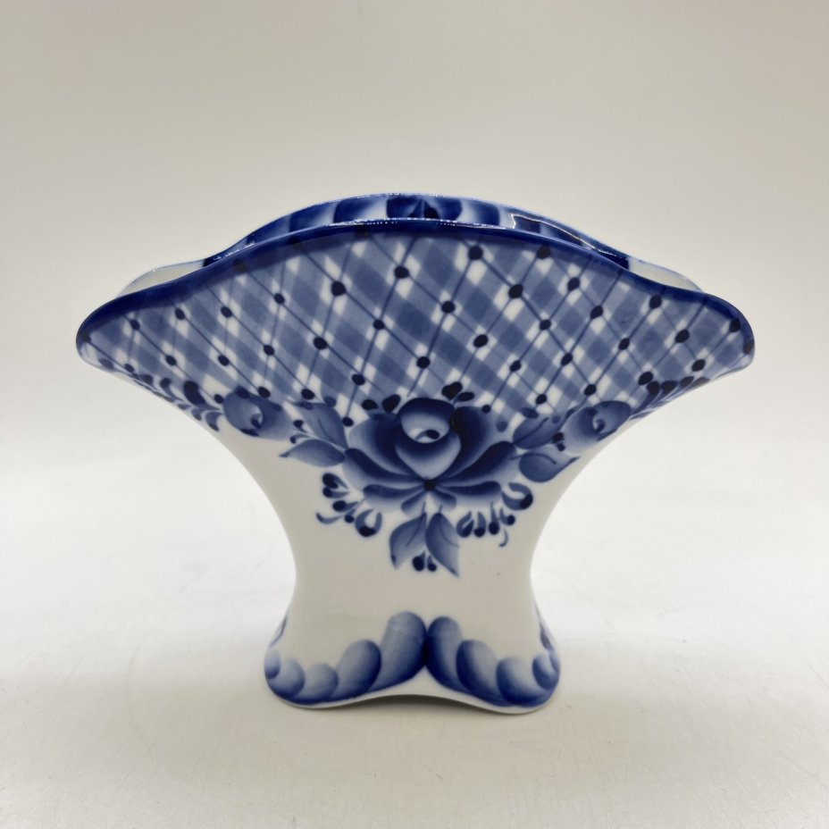 Салфетница с цветочным декором, фарфор, роспись, Гжельская фарфоровая мануфактура «Галактика», Россия, 1991-2010 гг.