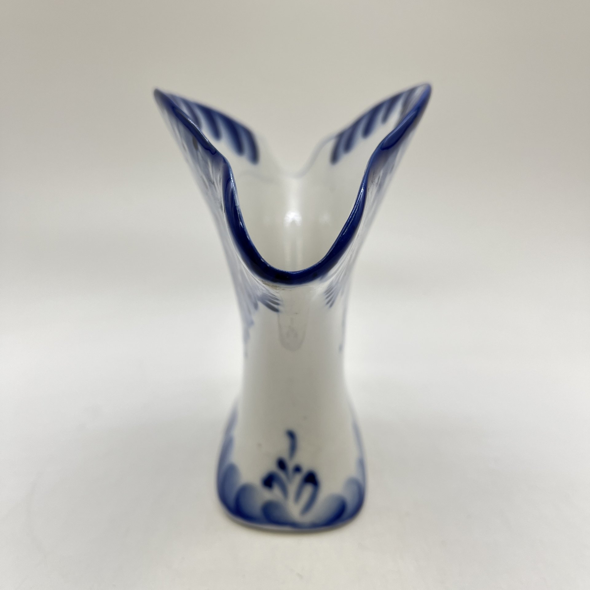 Салфетница с цветочным декором, фарфор, роспись, Гжельская фарфоровая мануфактура «Галактика», Россия, 1991-2010 гг.