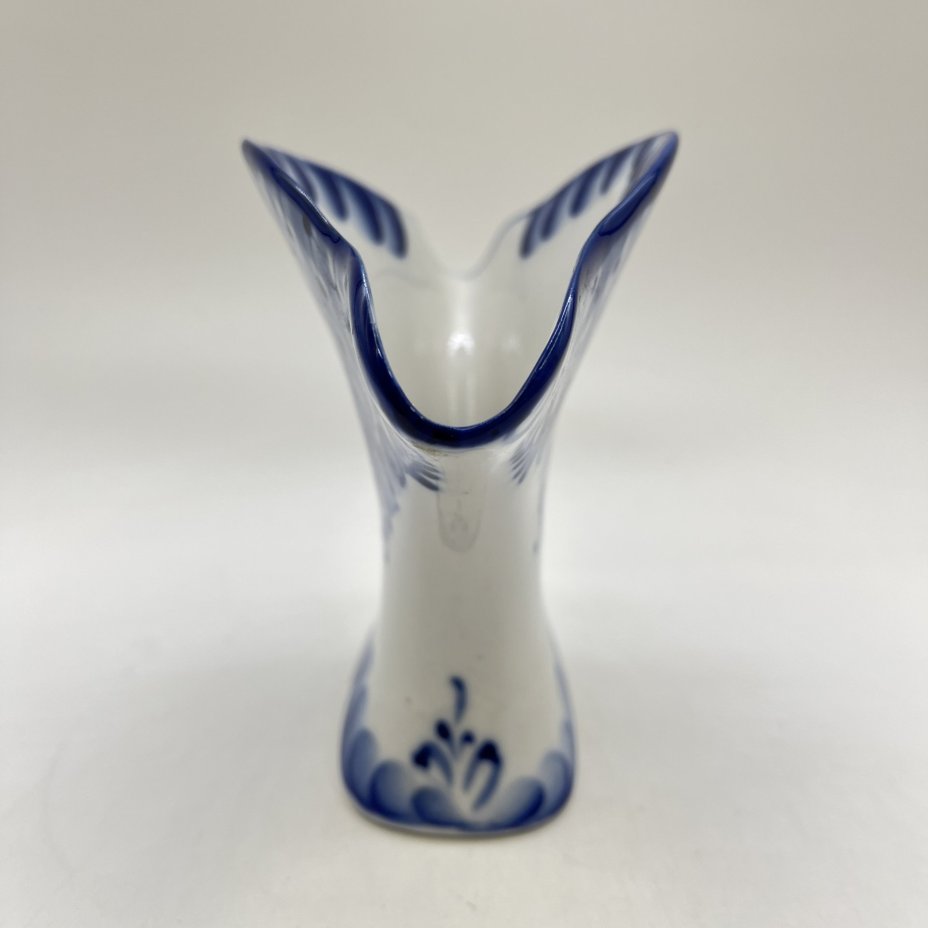 Салфетница с цветочным декором, фарфор, роспись, Гжельская фарфоровая мануфактура «Галактика», Россия, 1991-2010 гг.