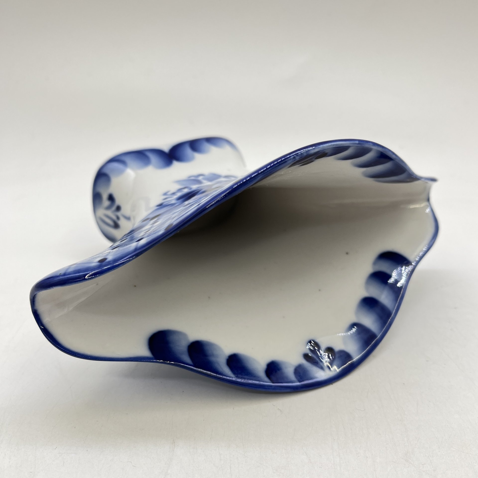 Салфетница с цветочным декором, фарфор, роспись, Гжельская фарфоровая мануфактура «Галактика», Россия, 1991-2010 гг.