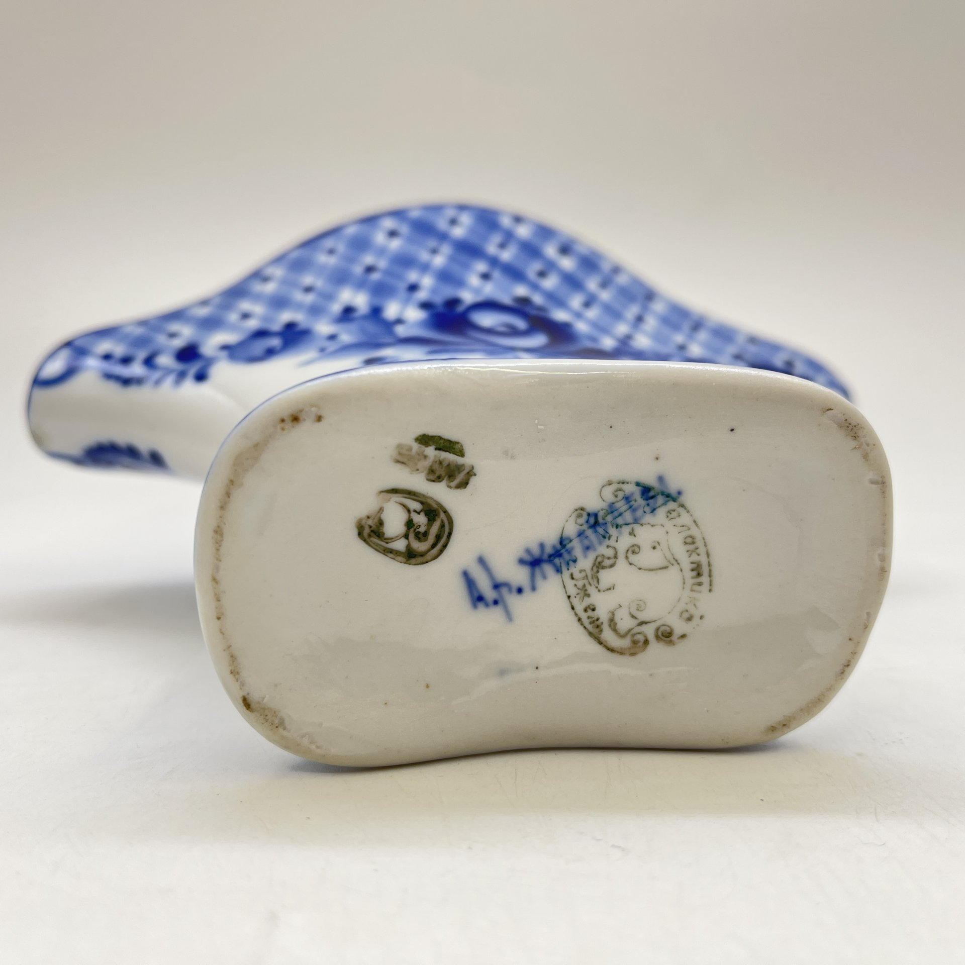 Салфетница с цветочным декором, фарфор, роспись, Гжельская фарфоровая мануфактура «Галактика», Россия, 1991-2010 гг.