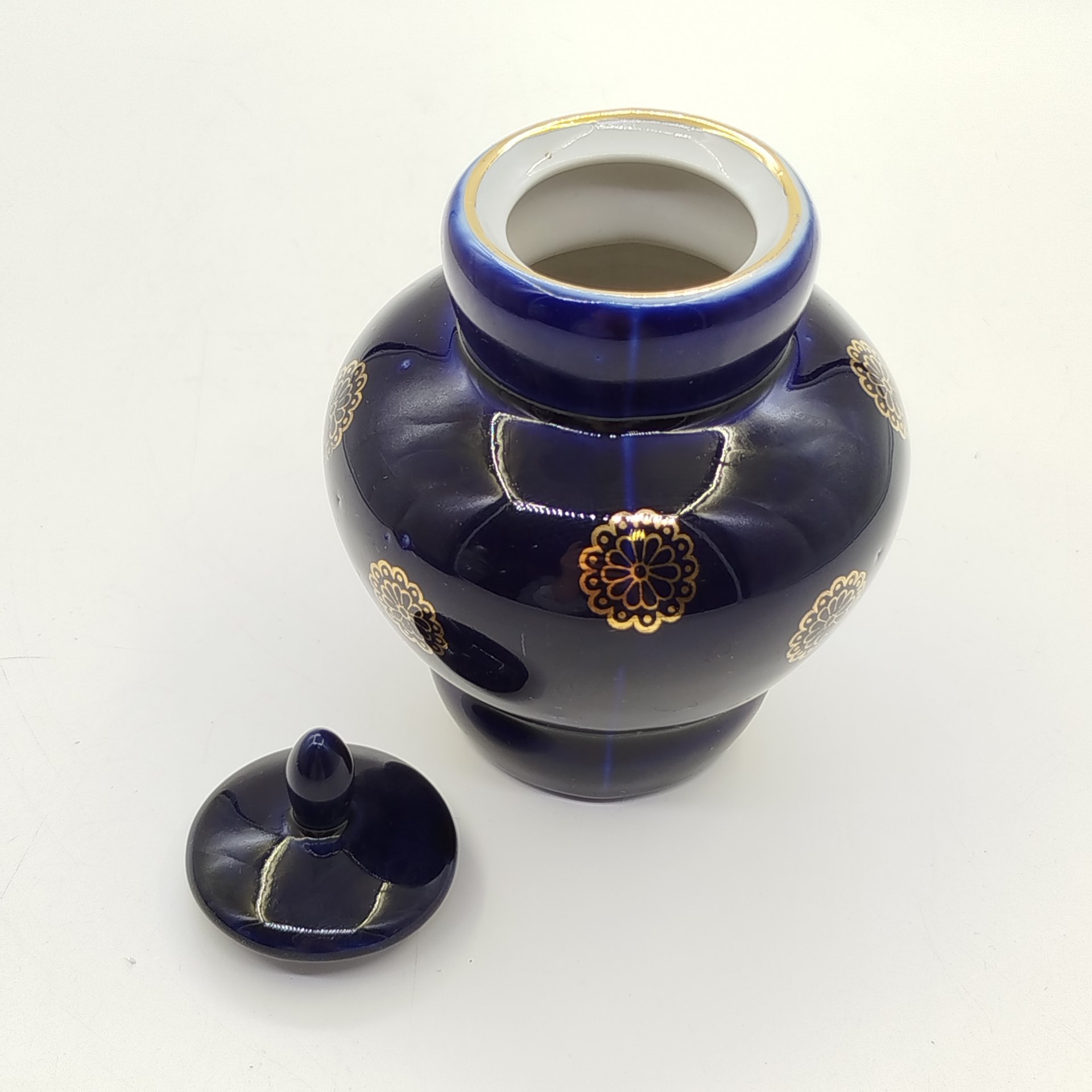 Чайница с цветочным декором