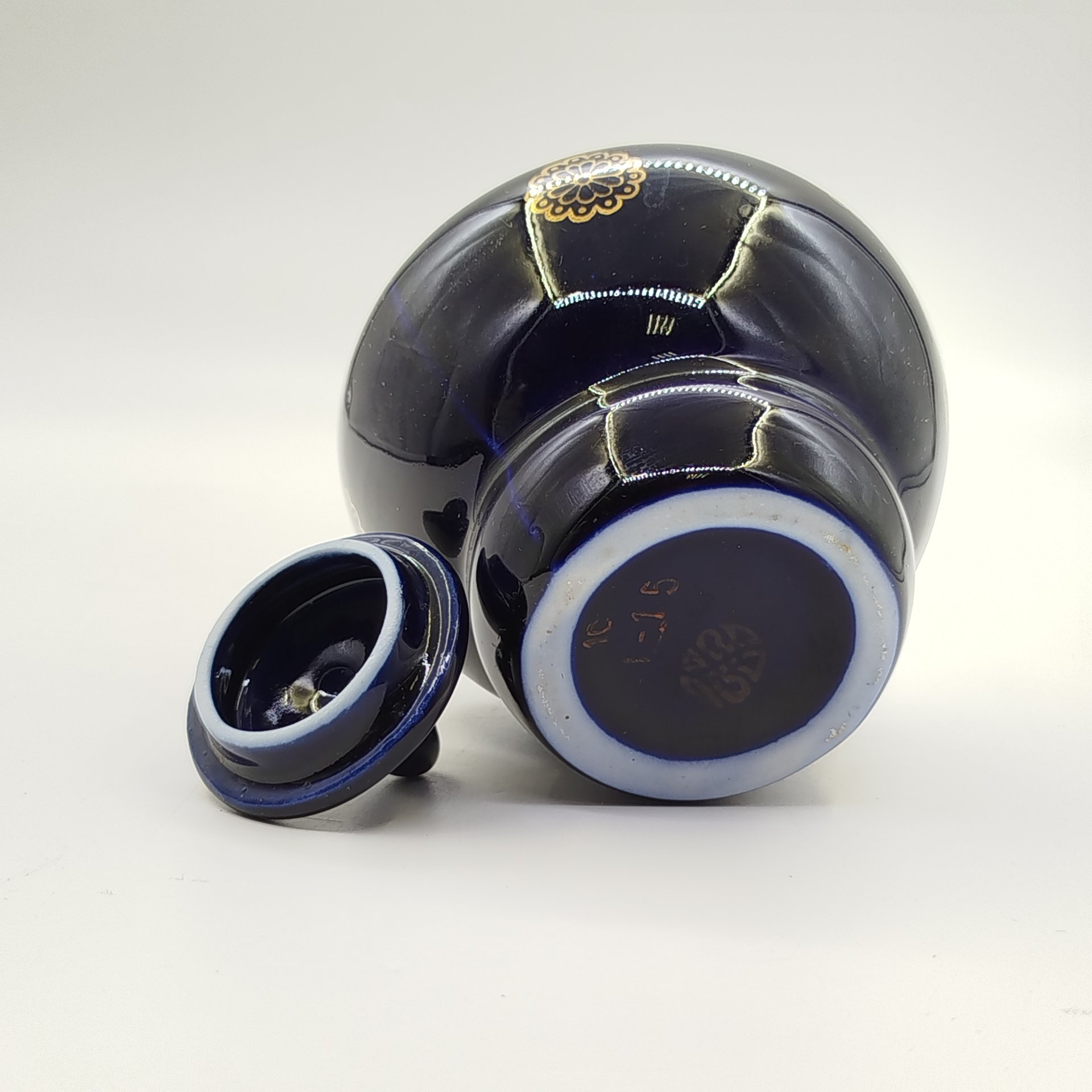 Чайница с цветочным декором