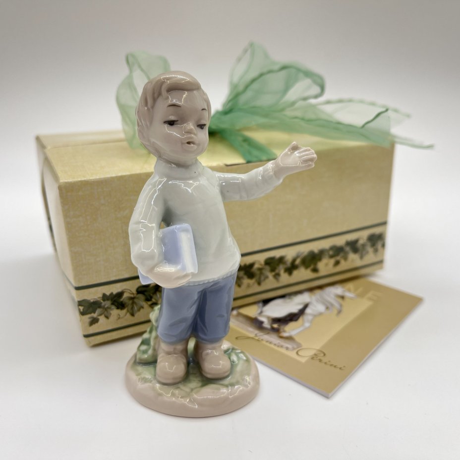 Статуэтка "Книга - лучший друг", фарфор, Pavone, Италия, 2025 г.